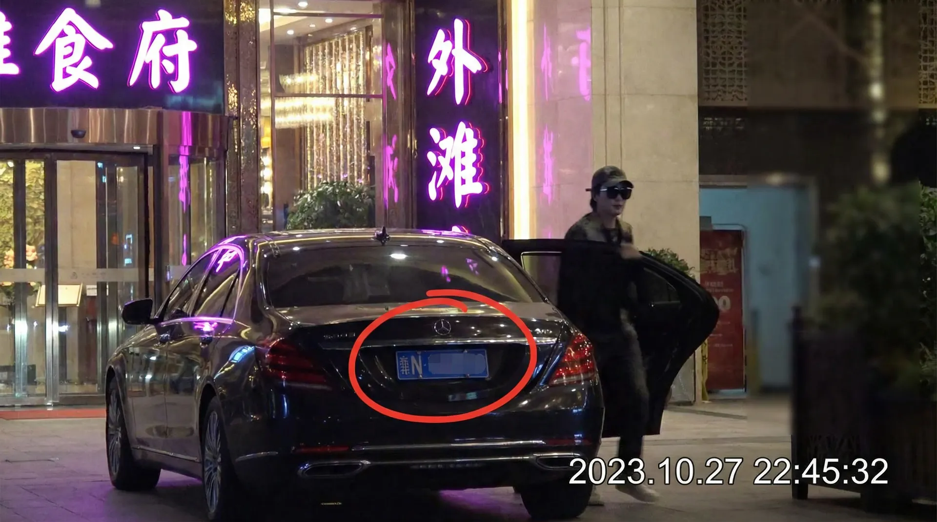 白袜体育生 - 豪车餐厅外偷拍